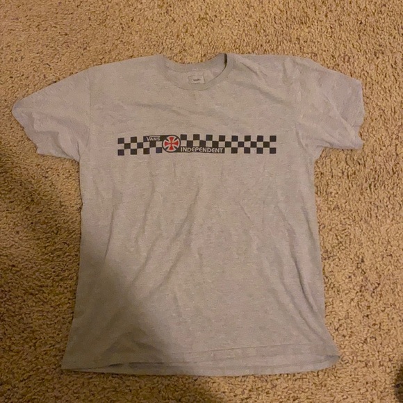 A gray T-shirt - Picture 1 of 1